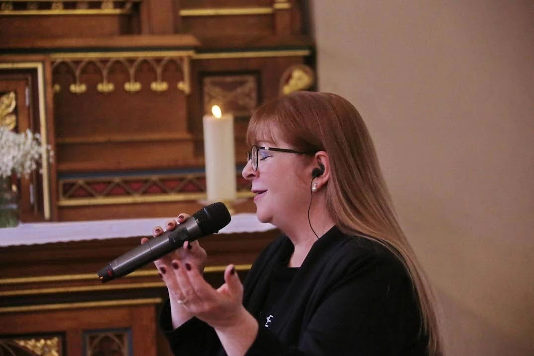 Trauersängerin Kathleen Mayer vor dem Altar